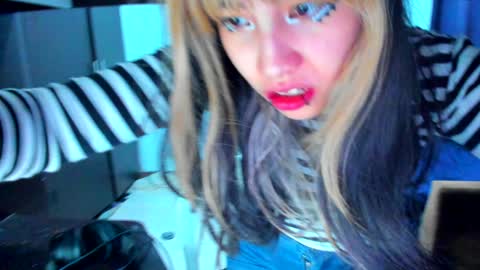 Azu Moure online show from 01.19.25