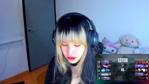 Azu Moure online show from 01.20.25