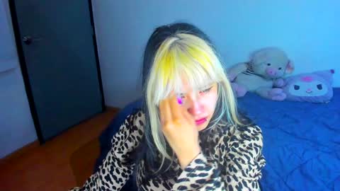 Azu Moure online show from 02.07.25