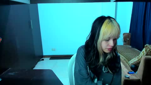 Azu Moure online show from 02.17.25