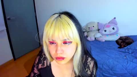 Azu Moure online show from 02.18.25