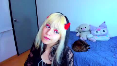 Azu Moure online show from 02.18.25