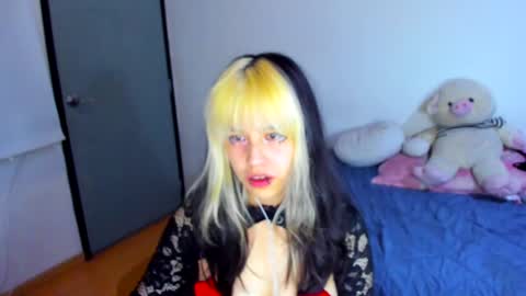 Azu Moure online show from 02.22.25