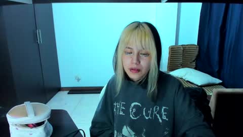 Azu Moure online show from 02.23.25