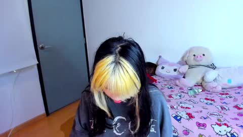 Azu Moure online show from 02.25.25