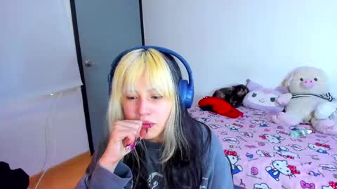 Azu Moure online show from 02.25.25