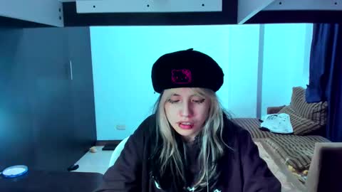 Azu Moure online show from 03.07.25