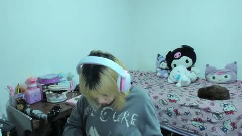 Azu Moure online show from 09.26.25