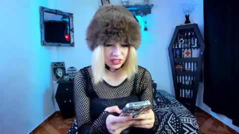 Azu Moure online show from 10.03.25