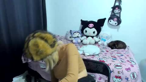 Azu Moure online show from 11.05.25