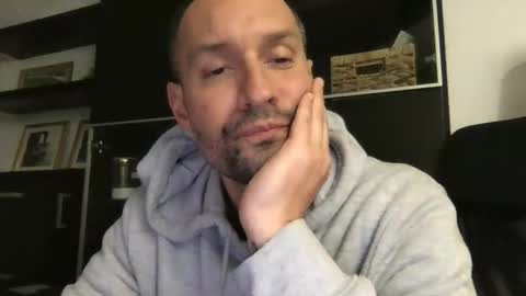 Snapshot of babakeror chatting on 11.22.25 BKR online show from 11.22.25