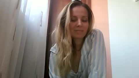 Snapshot of baby_blondee chatting on 10.31.25 Baby Blonde online show from 10.31.25