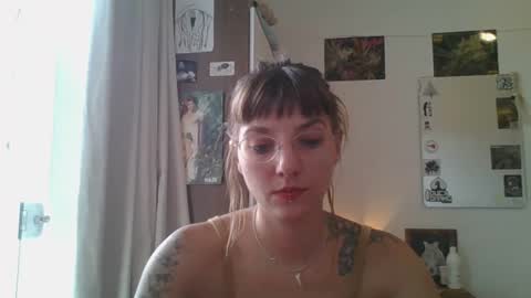 Snapshot of babydemon6 chatting on 12.01.24 babydemon6 online show from 12.01.24