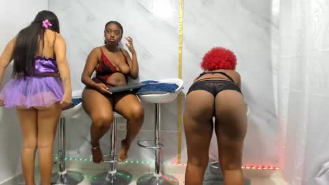 Snapshot of badgirls_000 chatting on 02.04.25 candy and dayan online show from 02.04.25