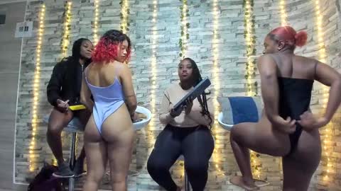 Snapshot of badgirls_000 chatting on 02.25.25 candy and dayan online show from 02.25.25