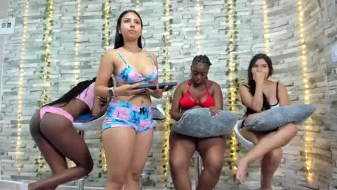 Snapshot of badgirls_000 chatting on 03.12.25 candy and dayan online show from 03.12.25