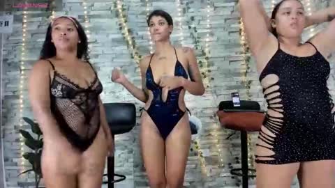 Snapshot of badgirls_000 chatting on 09.23.25 candy and dayan online show from 09.23.25