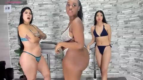 Snapshot of badgirls_000 chatting on 11.21.25 candy and dayan online show from 11.21.25