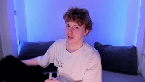 Snapshot of bambiglow chatting on 04.06.26 MICKEY online show from 04.06.26