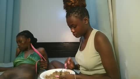 Snapshot of barbie_queen2 chatting on 10.31.25 queen online show from 10.31.25