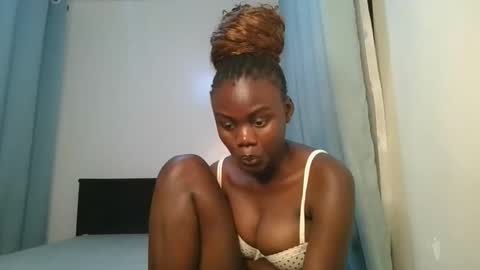 Snapshot of barbie_queen2 chatting on 11.01.25 queen online show from 11.01.25