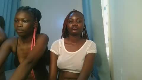 Snapshot of barbie_queen2 chatting on 11.05.25 queen online show from 11.05.25