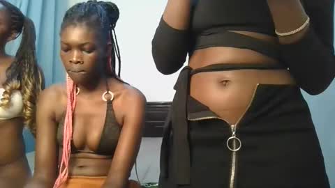 Snapshot of barbie_queen2 chatting on 11.08.25 queen online show from 11.08.25