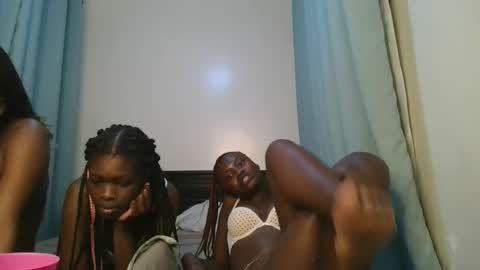 Snapshot of barbie_queen2 chatting on 11.14.25 queen online show from 11.14.25