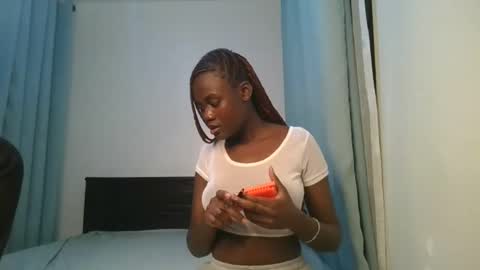 Snapshot of barbie_queen2 chatting on 12.01.25 queen online show from 12.01.25