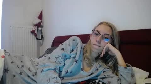 Snapshot of barelylegalblondy chatting on 01.04.25 Lena online show from 01.04.25
