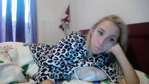 Snapshot of barelylegalblondy chatting on 01.07.25 Lena online show from 01.07.25