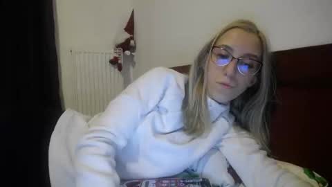 Snapshot of barelylegalblondy chatting on 01.08.25 Lena online show from 01.08.25