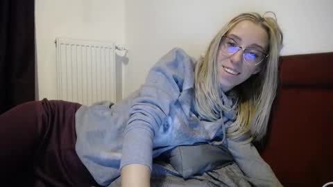 Snapshot of barelylegalblondy chatting on 01.21.25 Lena online show from 01.21.25