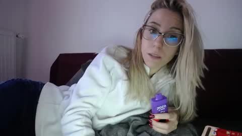 Snapshot of barelylegalblondy chatting on 02.11.25 Lena online show from 02.11.25
