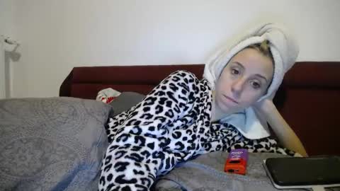 Snapshot of barelylegalblondy chatting on 02.11.25 Lena online show from 02.11.25