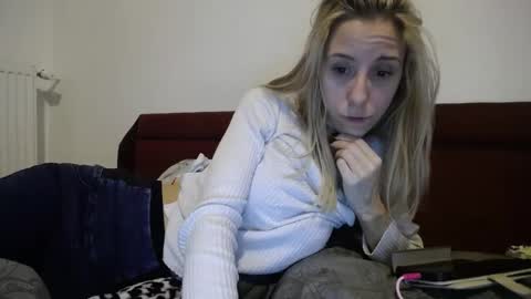 Snapshot of barelylegalblondy chatting on 02.12.25 Lena online show from 02.12.25