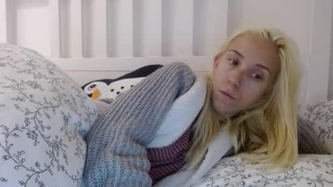 Snapshot of barelylegalblondy chatting on 09.09.25 Lena online show from 09.09.25