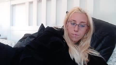 Snapshot of barelylegalblondy chatting on 09.10.25 Lena online show from 09.10.25