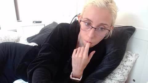 Snapshot of barelylegalblondy chatting on 09.11.25 Lena online show from 09.11.25
