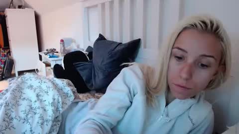 Snapshot of barelylegalblondy chatting on 09.23.25 Lena online show from 09.23.25