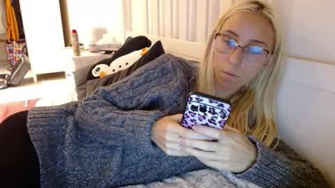 Snapshot of barelylegalblondy chatting on 09.24.25 Lena online show from 09.24.25