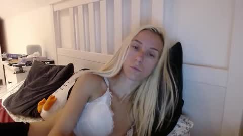 Snapshot of barelylegalblondy chatting on 10.02.25 Lena online show from 10.02.25