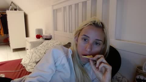 Snapshot of barelylegalblondy chatting on 10.04.25 Lena online show from 10.04.25