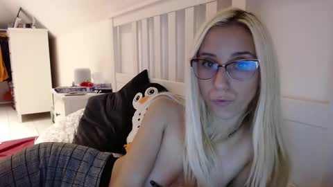 Snapshot of barelylegalblondy chatting on 10.08.25 Lena online show from 10.08.25