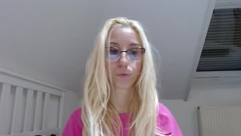 Snapshot of barelylegalblondy chatting on 10.21.25 Lena online show from 10.21.25