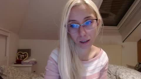 Snapshot of barelylegalblondy chatting on 10.26.25 Lena online show from 10.26.25