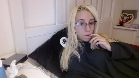 Snapshot of barelylegalblondy chatting on 10.27.25 Lena online show from 10.27.25