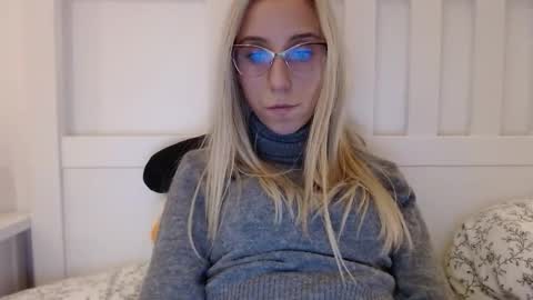 Snapshot of barelylegalblondy chatting on 11.08.25 Lena online show from 11.08.25