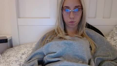 Snapshot of barelylegalblondy chatting on 11.13.25 Lena online show from 11.13.25