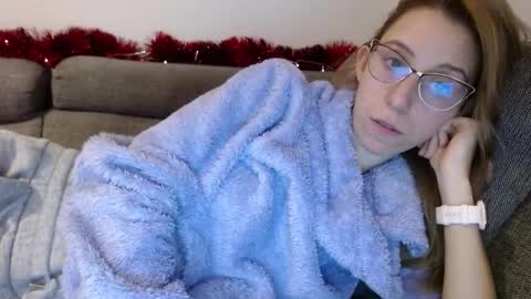 Snapshot of barelylegalblondy chatting on 01.05.26 Lena online show from 01.05.26